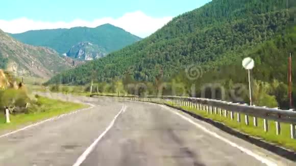 从车上走到山间的路视频的预览图