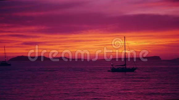 日落后的伊比沙海平面视频的预览图