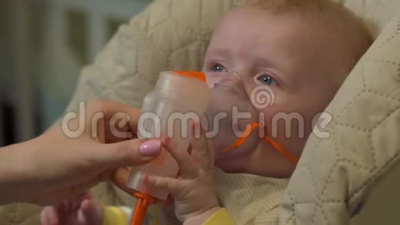 带氧气面罩的婴儿视频的预览图
