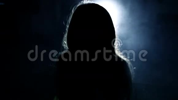 恐怖女孩在一个黑暗的房间前明亮的灯光从灯笼视频的预览图