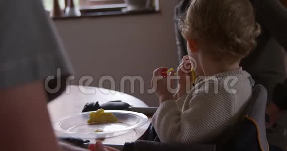白人婴儿在家吃饭视频的预览图