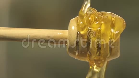 健康的有机厚蜂蜜从木勺中浸泡视频的预览图