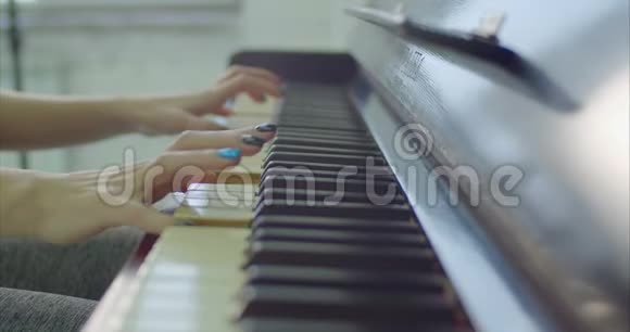 音乐家用钢琴键盘演奏视频的预览图