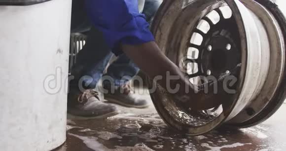 非洲男人清洗轮子视频的预览图
