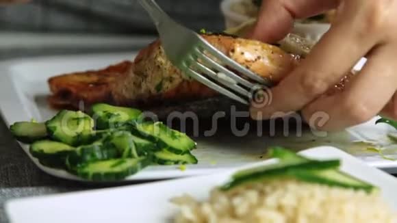 厨师烹饪和测试三文鱼与米饭和黄瓜视频的预览图