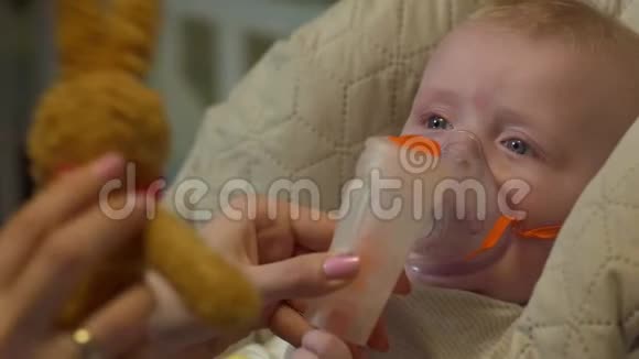 氧气面罩中的婴儿视频的预览图