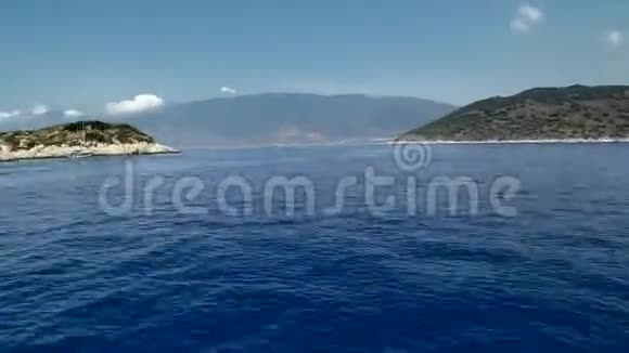 船在海面上过度倾斜视频的预览图