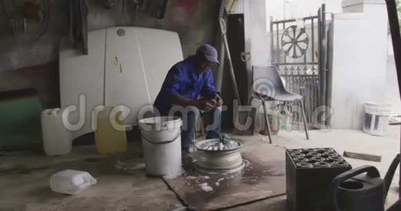 非洲男人清洗轮子视频的预览图