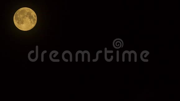 月亮划过天空视频的预览图