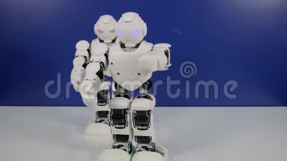 机器人在桌子上跳舞视频的预览图
