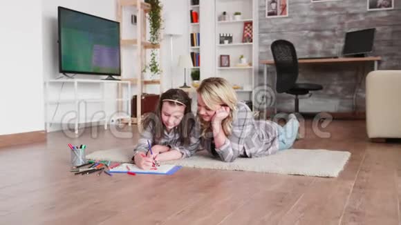 小女孩和妈妈在一起视频的预览图