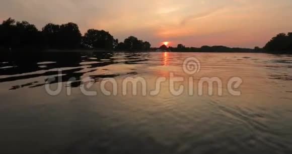 日落于平静的湖面视频的预览图