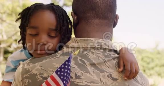 美国士兵正在拥抱他的儿子视频的预览图