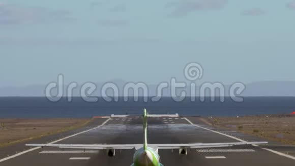 绿色飞机的尾巴视频的预览图