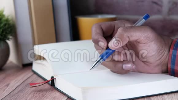 男人用手写日记视频的预览图