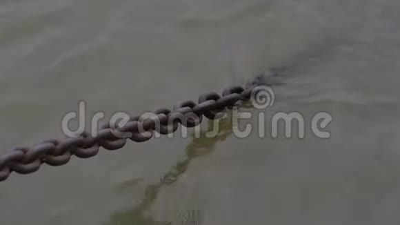 拖在河里的链子视频的预览图