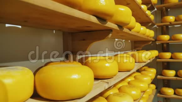 有农场奶酪圈的架子视频的预览图