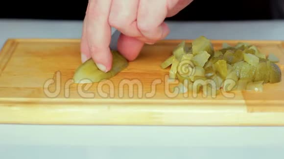 一个人用刀子切泡菜视频的预览图