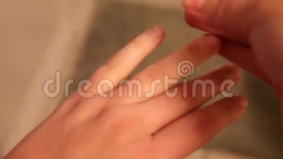 戴上结婚戒指视频的预览图