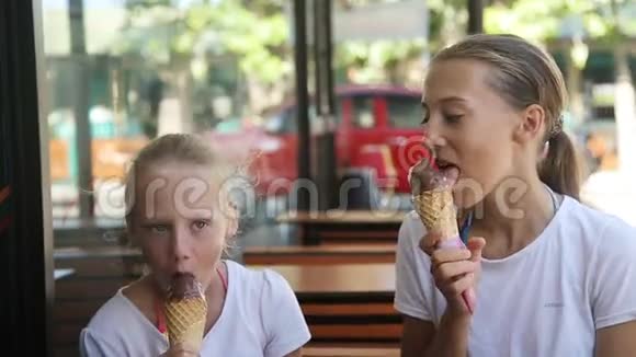 在户外吃冰淇淋的年轻女孩视频的预览图