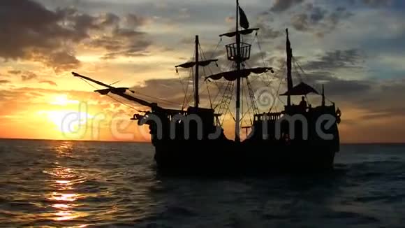 日落时海盗船视频的预览图