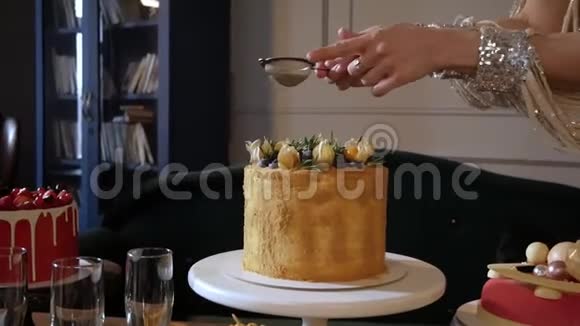 女孩把糖霜扔在蛋糕上视频的预览图