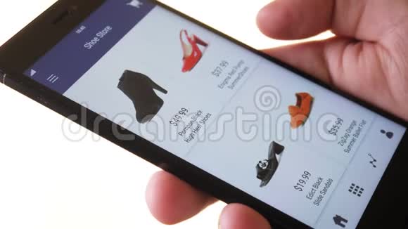 使用智能手机应用程序在线购物选择鞋子视频的预览图