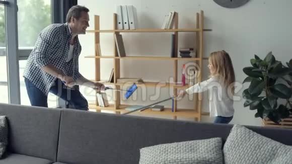 快乐的父亲和女儿用棉签打架视频的预览图