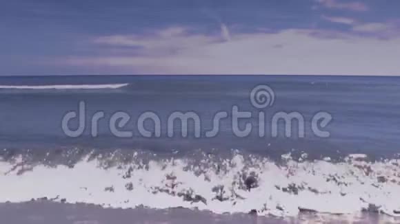 无缝循环浅蓝色海洋背景视频视频的预览图
