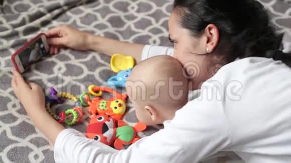 妈妈和宝宝玩视频的预览图