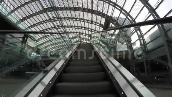 上意大利都灵火车站的自动扶梯视频的预览图
