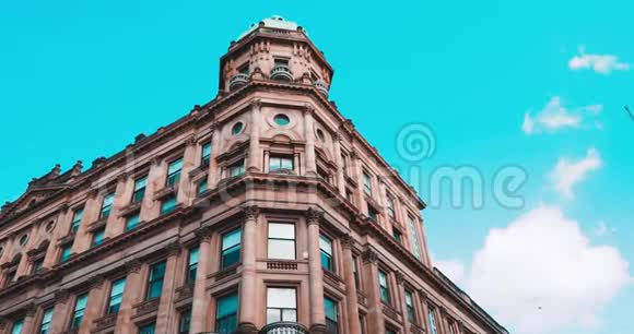 鸟在圣伊诺克广场和雅居乐街的维多利亚式建筑前飞过视频的预览图