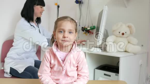 流动医生可爱的女孩显示批准标志儿童在医疗诊所的肖像在线病人治疗医生视频的预览图