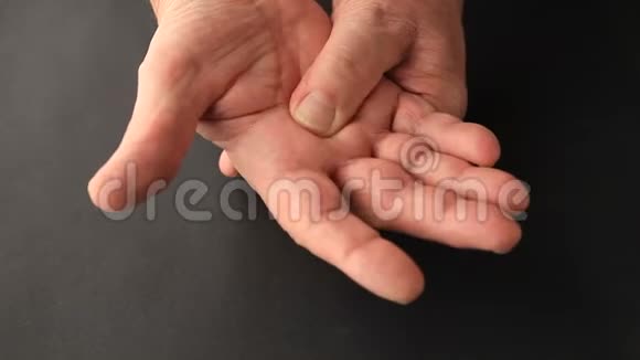 手掌疼痛的人视频的预览图