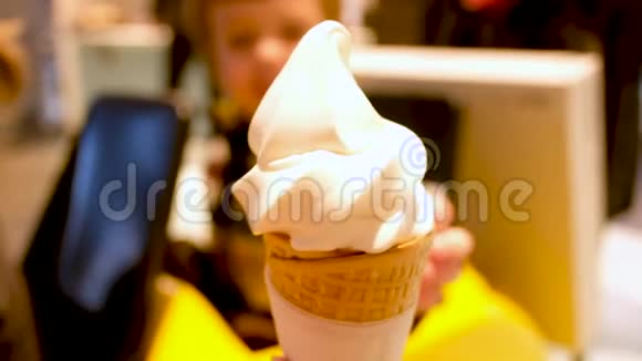 为儿童准备的美味冰淇淋视频的预览图