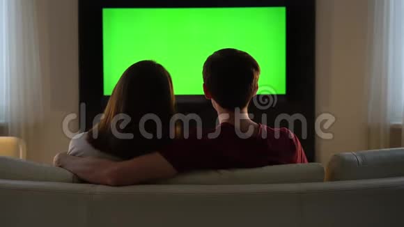 看电视的年轻夫妇视频的预览图