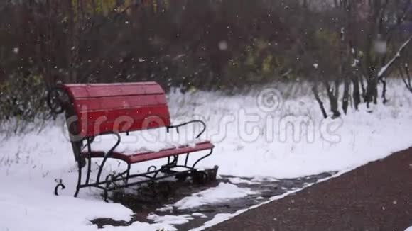 公园里的长凳下雪了视频的预览图