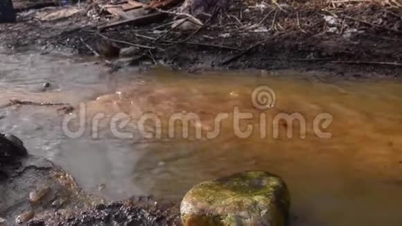 被油污污染的水视频的预览图