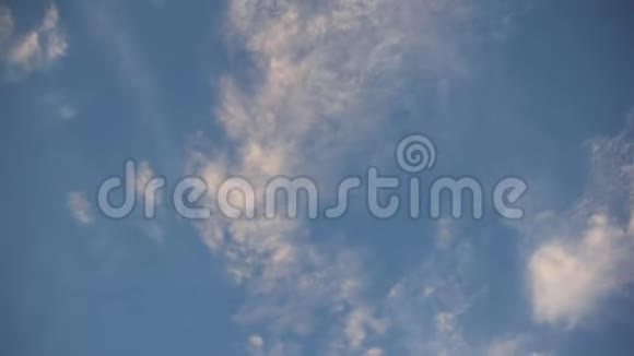 日落时有云的蓝天视频的预览图