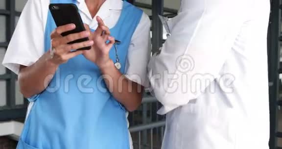 微笑医生使用智能手机视频的预览图