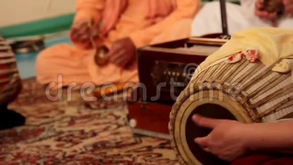 克里希纳在印度的宗教乐器演奏视频的预览图