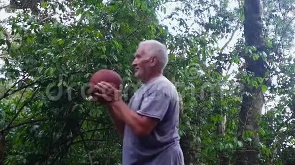 一个电镀篮球的老人视频的预览图