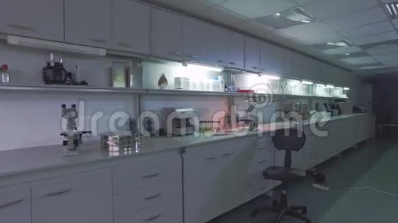 生物技术实验室表生物医学科学家工作空间视频的预览图