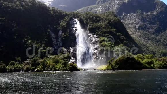 在米尔福德湾瀑布新西兰视频的预览图