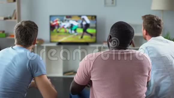 男性朋友聚集在大屏幕上观看足球比赛沙发专家视频的预览图