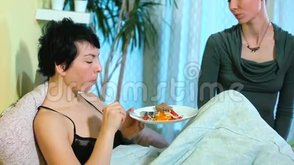 一个女人在床上吃早餐视频的预览图