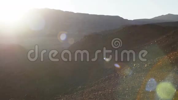 沙漠日落景观与美丽的太阳耀斑以色列蒂姆纳公园视频的预览图