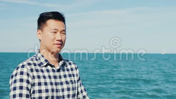 中国人在海边抽烟视频的预览图