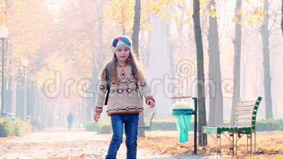 漂亮的女孩放学后跑视频的预览图