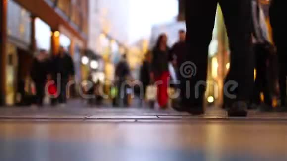 商场购物人群的时间流逝近脚视频的预览图